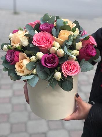 Цветочная композиция из Розы в шляпной коробке в Ивакино